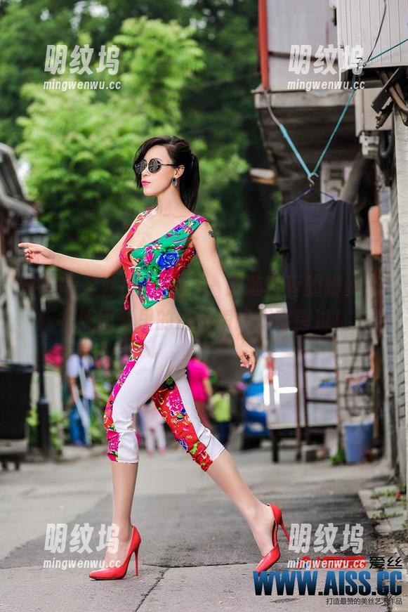 AISS爱丝(黄金版) - 跟随萱萱的脚步，在线图集里的逛街瞬间不容错过！