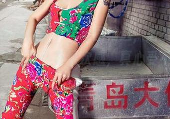 爱丝的街头小秘书，套图精选，居然能把“随意”拍得那么有层次感，真心受不了这种细腻。