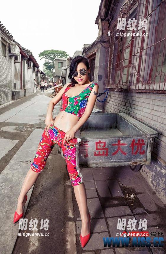 爱丝的街头小秘书，套图精选，居然能把“随意”拍得那么有层次感，真心受不了这种细腻。