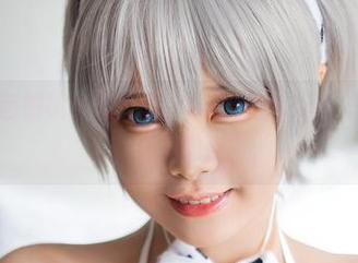 Hachi小芭眼镜私拍美图:看这光影交错,是在展现精彩还是调皮?