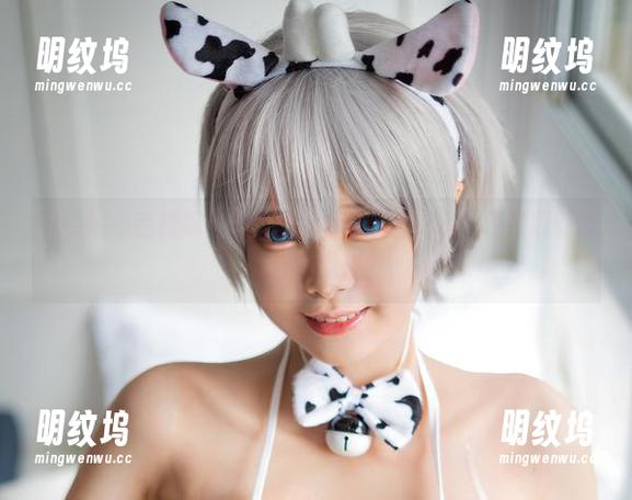 Hachi小芭 Hachi小芭眼镜私拍美图:看这光影交错,是在展现精彩还是调皮?