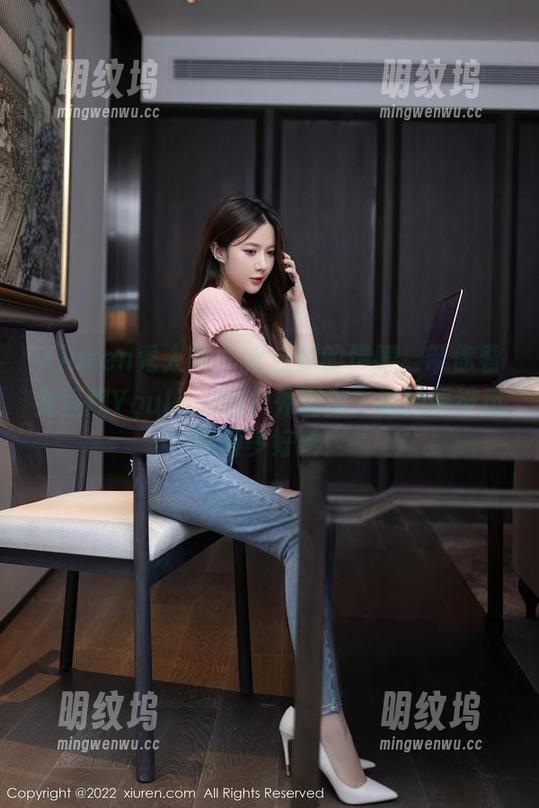 Xiuren秀人网-兜豆靓Youlina Xiuren秀人网 - 大自然的馈赠,带你看兜豆靓Youlina的户外图库:真的是被风吹得多好看!