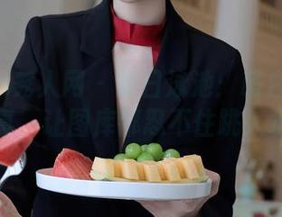 Xiuren秀人网 – 夏日泳池:萌白酱的清凉写真,让图库都忍不住跳入水中!