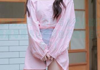 Xiuren秀人网 – 制服与龙雪儿的完美邂逅:高清写真集让你再也不想穿自己的衣服了!