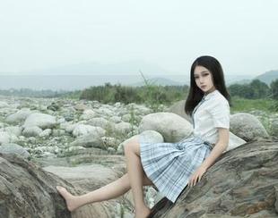 eloise软软的女仆长裙,透过无圣光的滤镜,图片中流淌着一丝捉摸不透的温柔