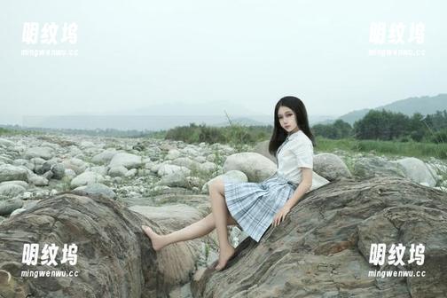 eloise软软 eloise软软的女仆长裙,透过无圣光的滤镜,图片中流淌着一丝捉摸不透的温柔