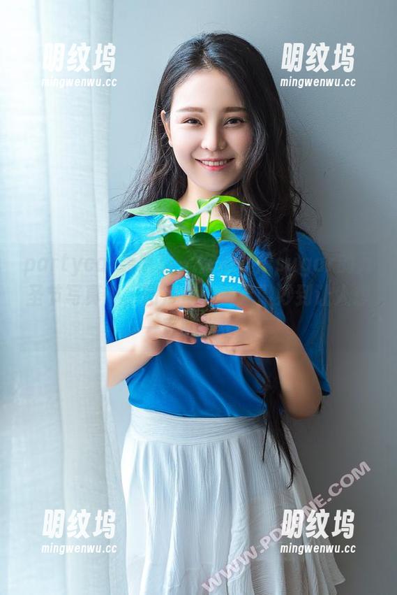 partycat轰趴猫 - 在杨晨晨sugar的万圣节写真中，图片里的气氛微妙到让人想一直盯着看。