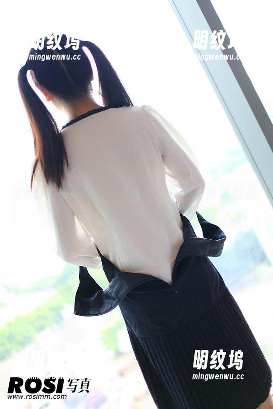 rosi-恋恋 rosi - 追随恋恋的美脚:每张写真集都是一段奇妙的资源旅程
