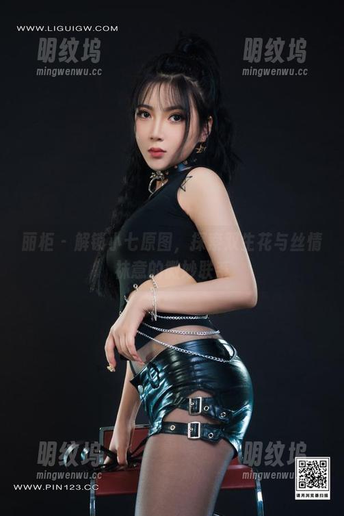 丽柜-小七 丽柜 - 解锁小七原图,探索双生花与丝情袜意的微妙联系