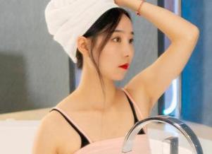丽柜 – 柒柒的自拍图集:小心,下载后你会爱上自己!