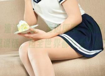 丽柜 – 潼潼在线:海边原图,享受那种“我不想说话,但全世界都在看”的气氛。