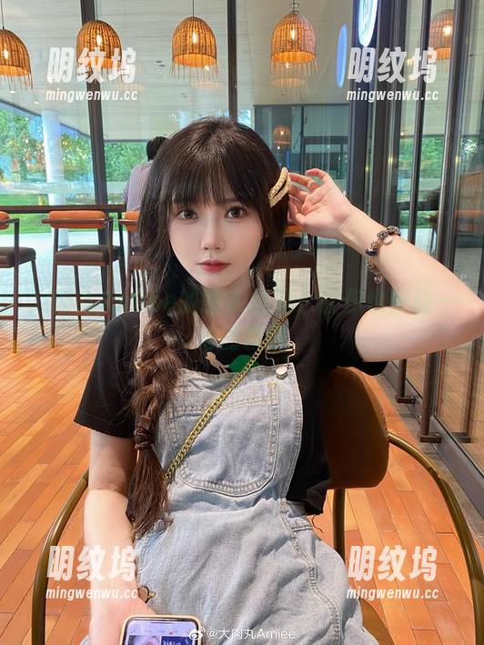 大肉丸Amiee的睡衣美图：让你也想偷一身的慵懒