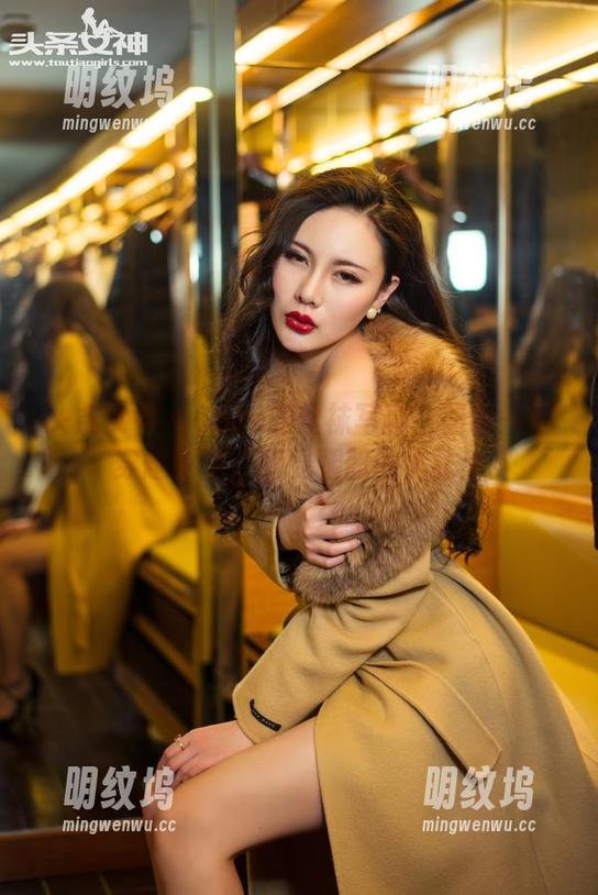 头条女神-coco 头条女神 - Coco的丝袜写真:跟我一起穿越时空,感受腿部的优雅!