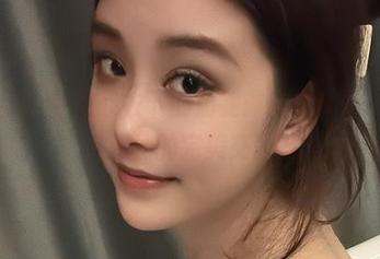 微密圈 – 红色战衣下的奶雯:精选套图,冷静与热烈的完美交融。