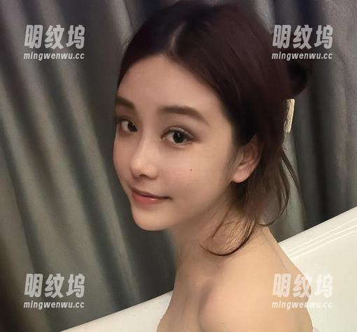 奶雯 微密圈 - 红色战衣下的奶雯:精选套图,冷静与热烈的完美交融。