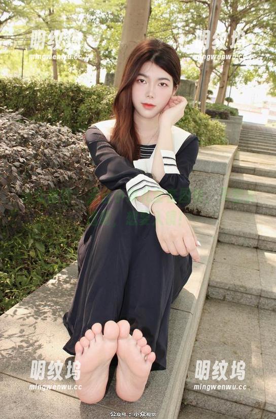小众视觉 - 天台小琳儿全套图包，天空太透明，想要入镜！