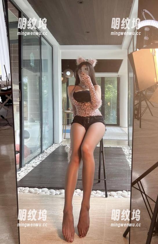 小玉吃果冻 微密圈 - 精选写真:小玉吃果冻穿越绑带胶衣的魅惑轨迹