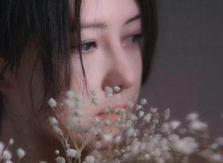 樱晚gigi写真合集:逆光红蝶好似心里藏着的那点暖意。