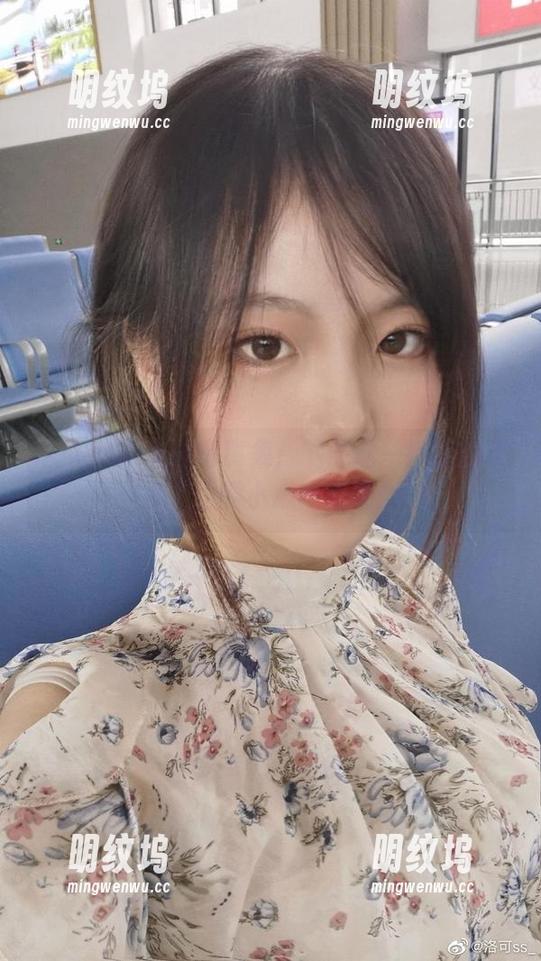 洛可ss的丝袜写真集：下载这一瞬间的美好，但要小心自控哦！