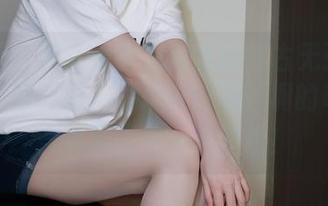 微密圈 – 我在看白龙猫女的复古无弹力咖啡色丝写真时，发现咖啡加丝绸的奇妙组合真是人生一大幸福！