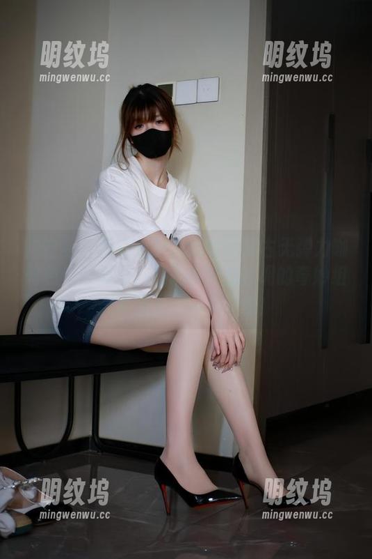 白龙猫女 微密圈 - 我在看白龙猫女的复古无弹力咖啡色丝写真时,发现咖啡加丝绸的奇妙组合真是人生一大幸福!