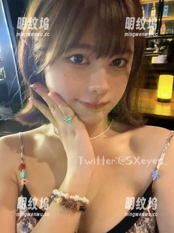 眼酱大魔王w 眼酱大魔王w最新作品集更新!白色无袖让你瞬间变身“拍照手”!
