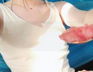 眼酱大魔王w最新美图更新:白衬衫也能穿出花样来!