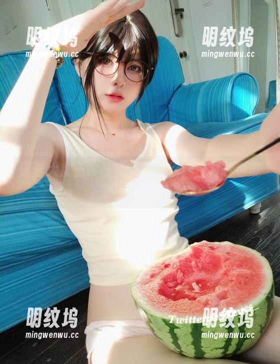 眼酱大魔王w 眼酱大魔王w最新美图更新:白衬衫也能穿出花样来!