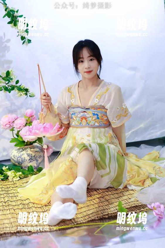 绮梦摄影 - 小艺短裙套图分享，仿佛时间都停下了，她就是那道温暖的光。