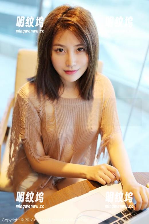 美媛馆-张雨萌 美媛馆 - 张雨萌黑丝搭配小心机:下载这套图,绝对不吃亏!