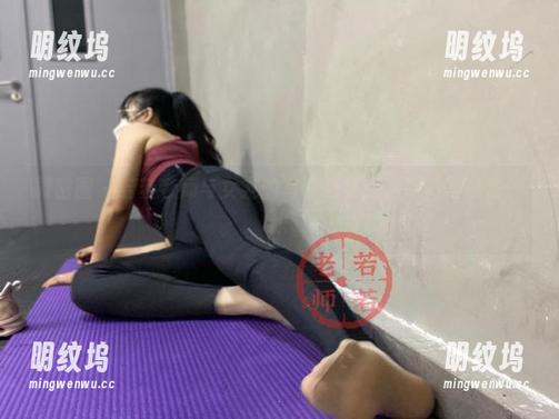 微密圈 - 若若老师与女友的写真合集：甜蜜与暧昧的交织
