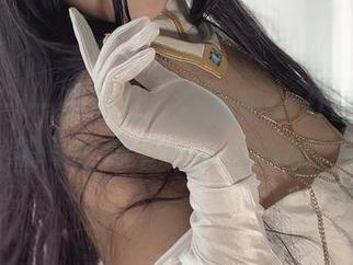 微密圈 – 一见钟情!葱油饼er红睡衣写真的每个细节都让我心动。