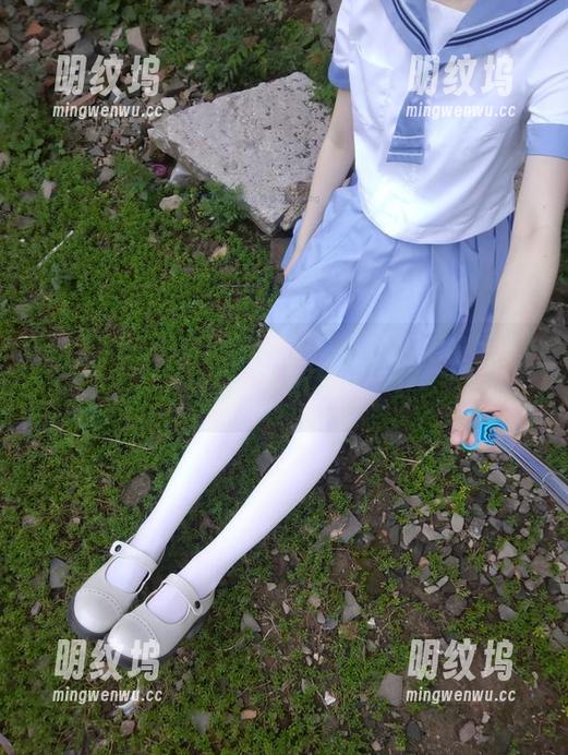 西尔酱 我怎么能错过西尔酱的高清露背毛衣写真,太让人眼前一亮了!