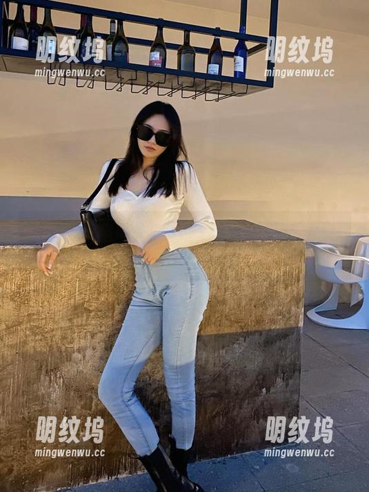 微密圈 - 跟随陈佩奇的日常，看看她如何在写真里调皮捣蛋！