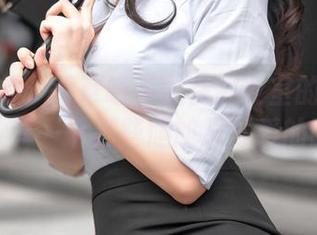 高清捕捉：香草喵露露在会议室的小露乱撞，分享一下那些尴尬又可爱的瞬间！