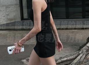 魔镜街拍 – 图包揭秘:婷婷的粉裙日常,销售主管也要风情万种