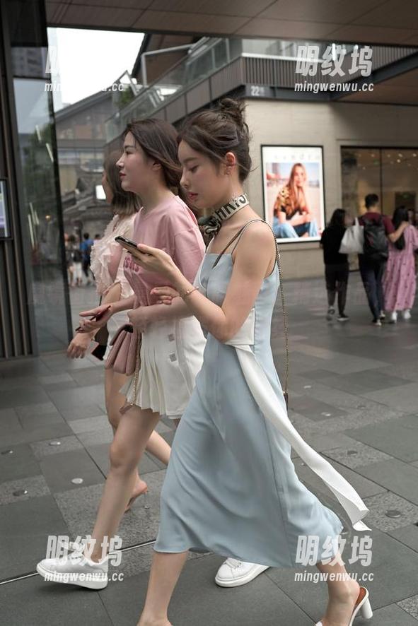 魔镜街拍-曼曼 魔镜街拍 - 曼曼的制服魅影:精选作品,轻轻撩拨你的神经