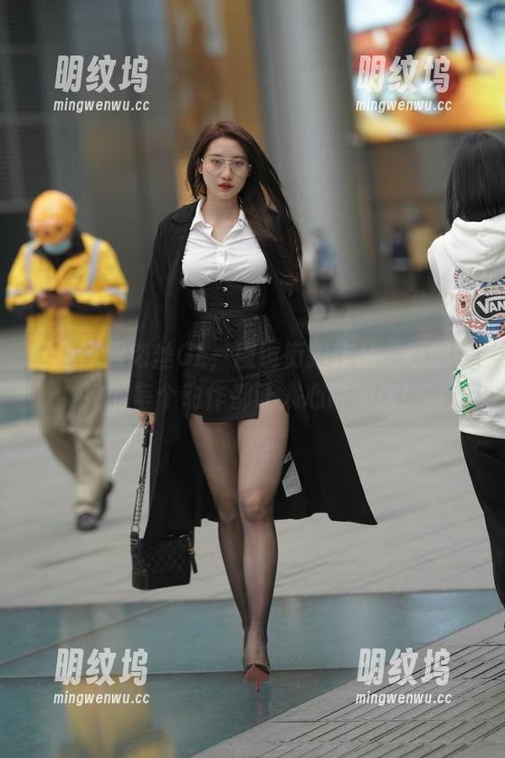 魔镜街拍 红色高跟肉丝OL,魔镜街拍作品,原图中她的每个动作都让人心跳加速!