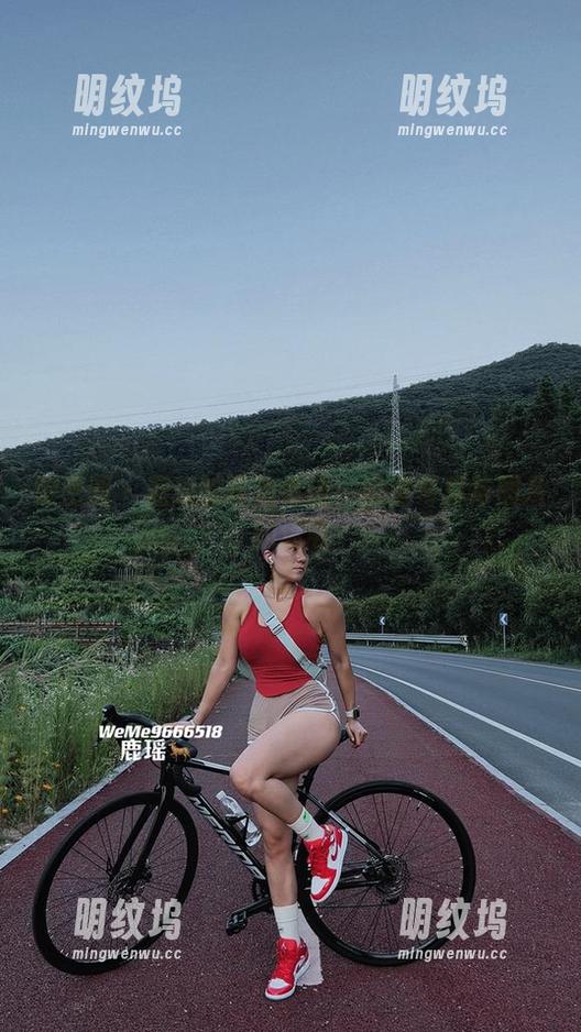 鹿瑶 微密圈 - 鹿瑶的耳边低语:浴室写真与图片的迷离